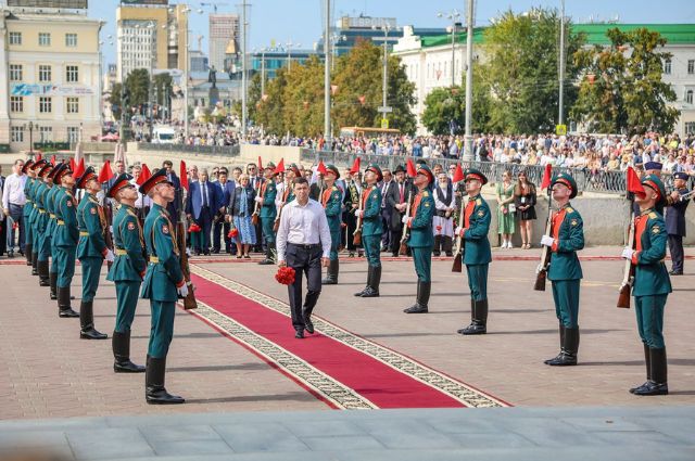 Губернатор возложил цветы к памятнику основателям Екатеринбурга