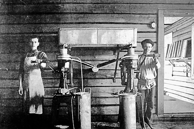 Ручной молочный сепаратор на вологодской маслобойне, 1915 г.