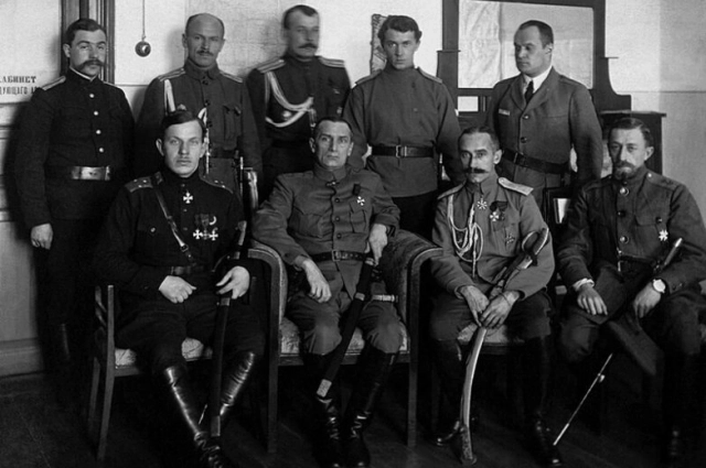 Сидят Генерал Радола Гайда и адмирал Александр Колчак, 1919 г. (крайние слева)