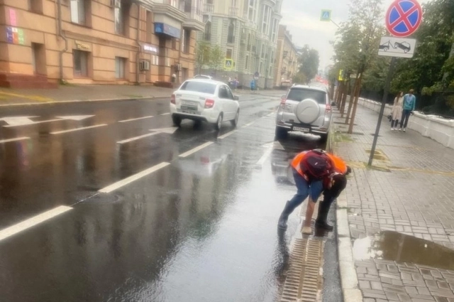 Власти города усиленно прочищают ливневки.