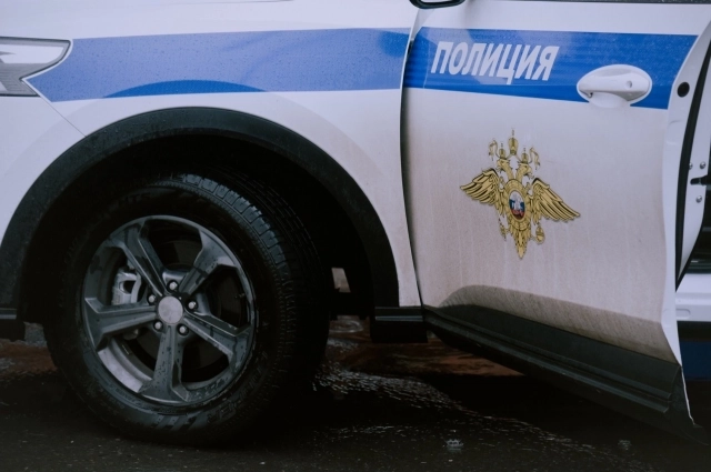 Участник банды проделывал дырки в шинах служебного автомобиля.