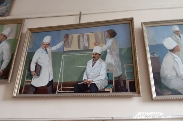 Все картины в музее на медицинскую тему.