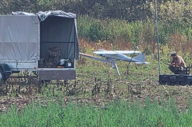 Молодые люди, одетые в камуфляж и управлявшие беспилотником «Орлан», отрабатывали плановый полёт в интересах Минобороны России.