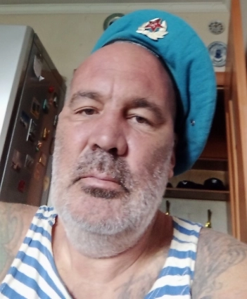 На личной страничке в соцсетях — фото Максима в форме десантника.