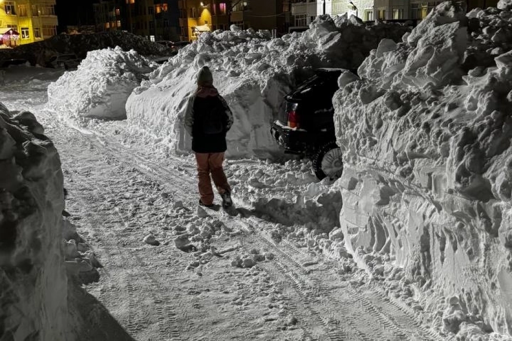 Сугробы во дворе между Ларина, 22/10 и 22/7 уже достигли высоты человеческого роста.