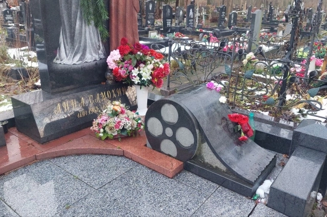 Нижняя часть памятника оформлена в виде киноплёнки с кадрами из самых известных фильмов с участием Самохиной.