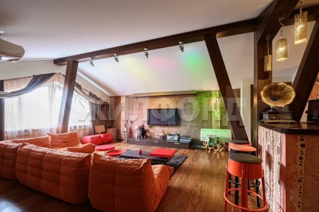 Наверное, тут очень классно смотреть кино