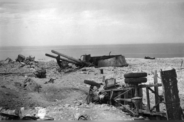 Одно из взорванных орудий 35-й береговой батареи. Севастополь, 1942 г. 