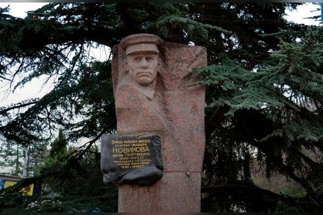 Памятник генералу Петру Новикову в Балаклаве.