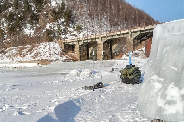 Сначала путешественник шёл вдоль Кругобайкальской железной дороги.