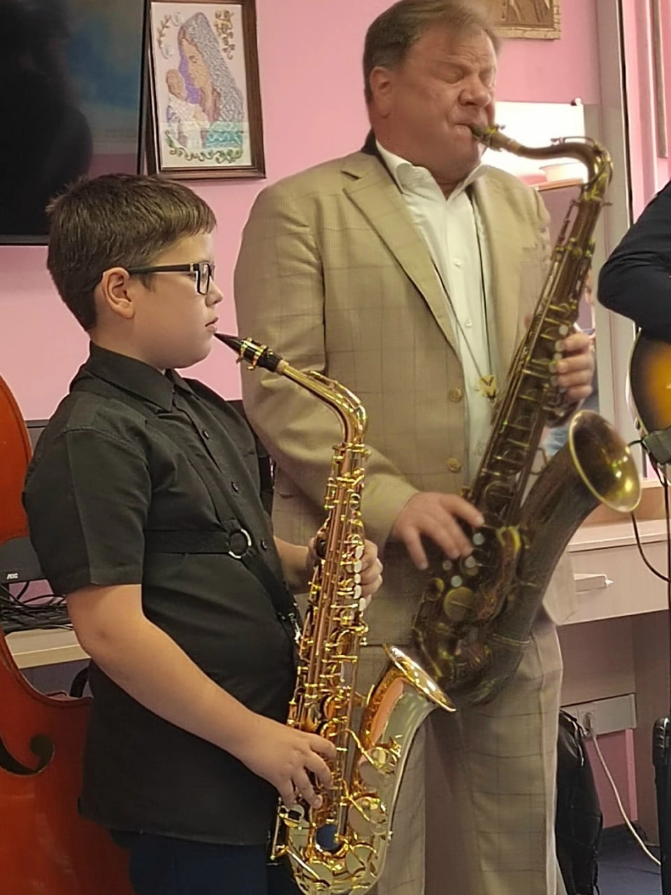 Игорь Бутман не только пообщался с коллективом и пациентами, но и дал концерт.