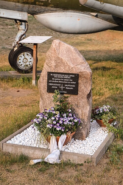 Памятник подвигу Янова и Капустина в Музее авиации Финовфурт