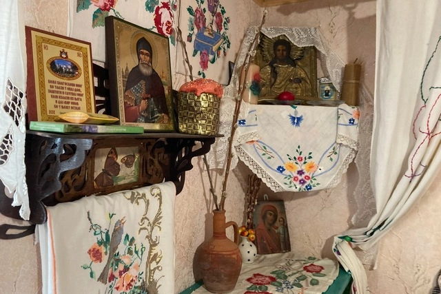 Полезно в этот день молиться и читать Евангелие, каноны и акафисты Страстям Христовым.