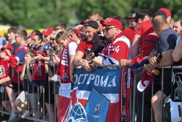 Со стороны болельщиков постоянно доносились кричалки.