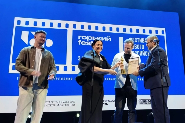 Клим Шипенко получает спецприз фестиваля.