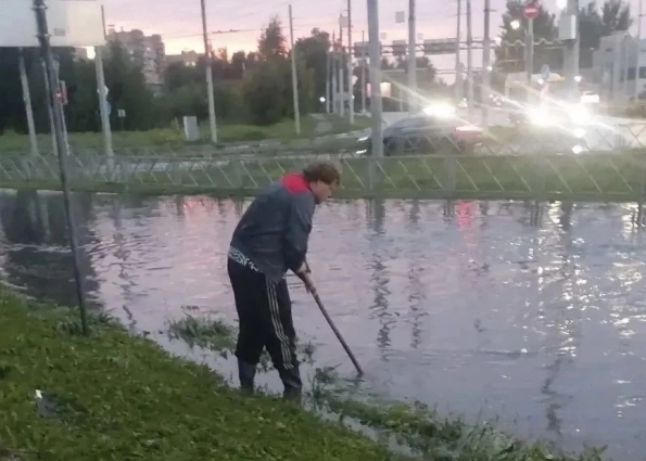 Бороться с непогодой пришлось во всех районах.