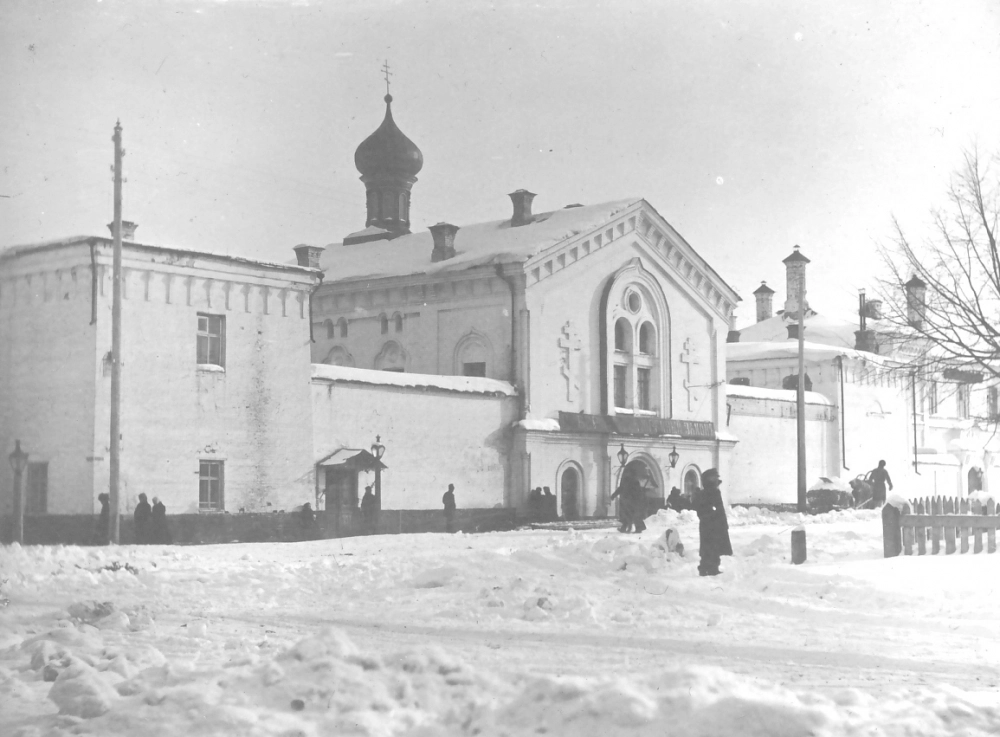 Первый месяц в Перми Михаил провёл в тюрьме. После великого князя и его секретаря выпустили с условием ежедневной отметки в ЧК.