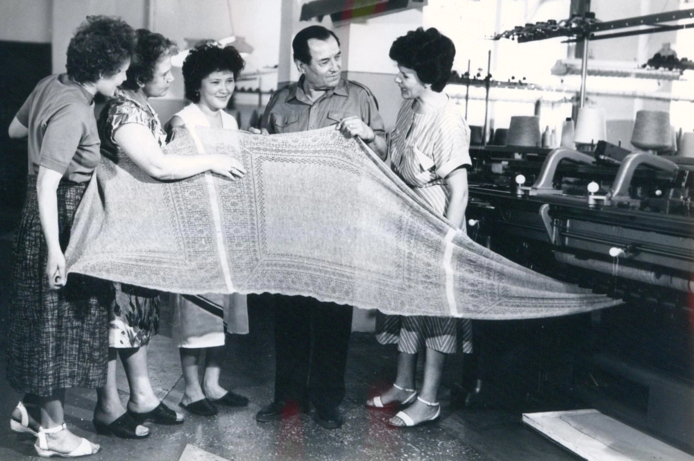 Григорий Пономаренко на фабрике оренбургских пуховых платков.