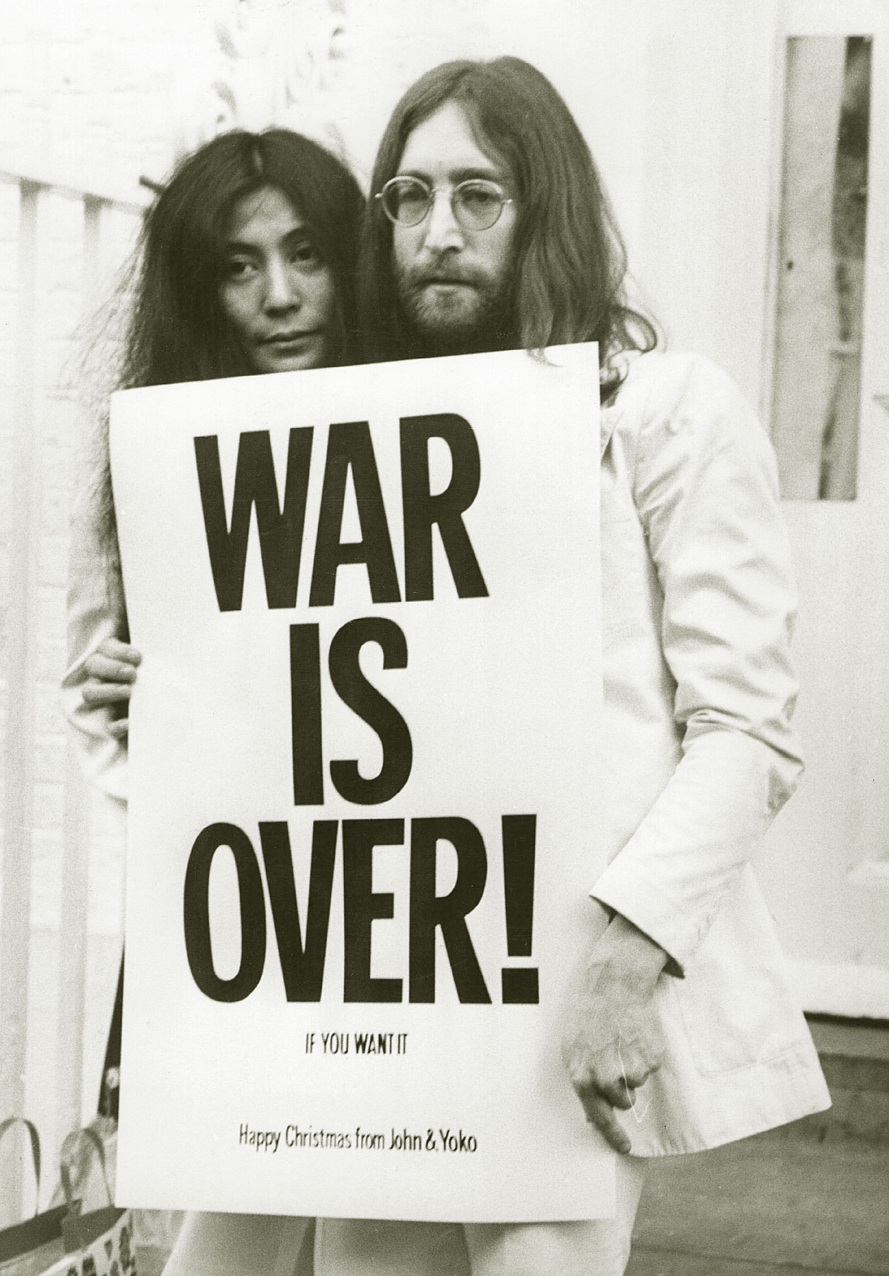 Йоко Оно и Джон Ленон протестуют против войны во вьетнаме. 1969 год