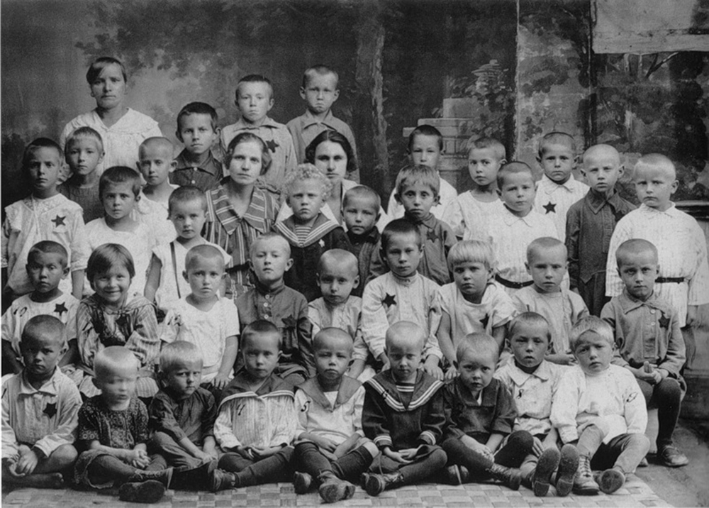 В детском саду. Снимок для родителей. 1930-е годы.