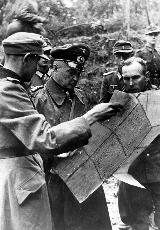 Фельдмаршал Вальтер Модель изучает карты местности. Восточный фронт, 1944 г.