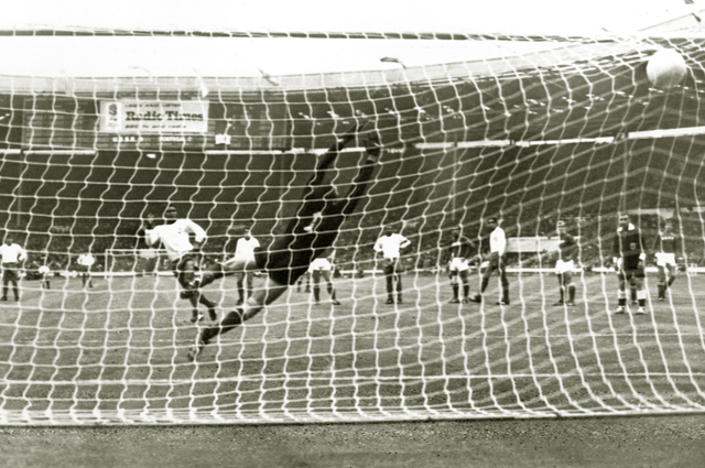Гол Эйсебио в ворота Льва Яшина в матче за третье место на чемпионате мира 1966 года