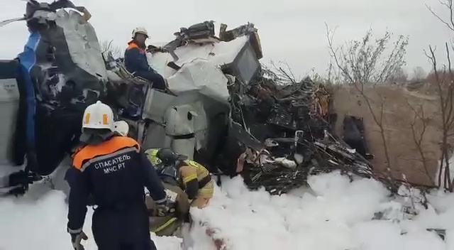 Спасатели работают на месте крушения легкомоторного самолета L-410