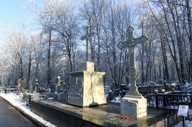 Лобачевский похоронен на Арском кладбище Казани. 