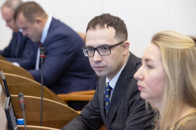 Депутат Владислав Зырянов поднял тему борьбы с фальсифицированной продукцией.