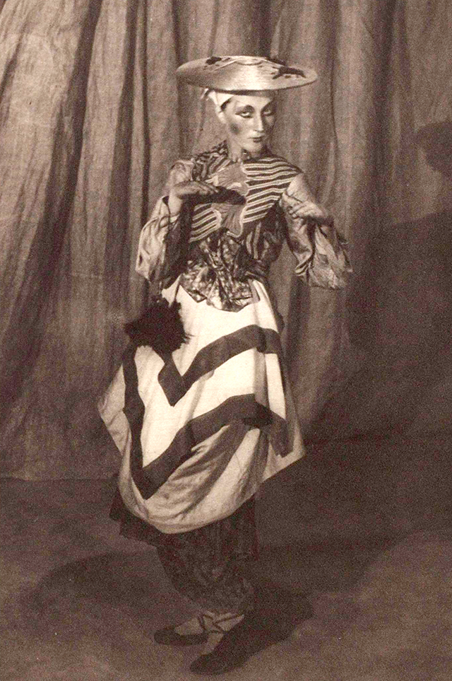 Ламановой был по плечу любой стиль - от модерна до конструктивизма (актриса Елизавета Лаудянская в спектакле  «Принцесса Турандот», 1922 г.).