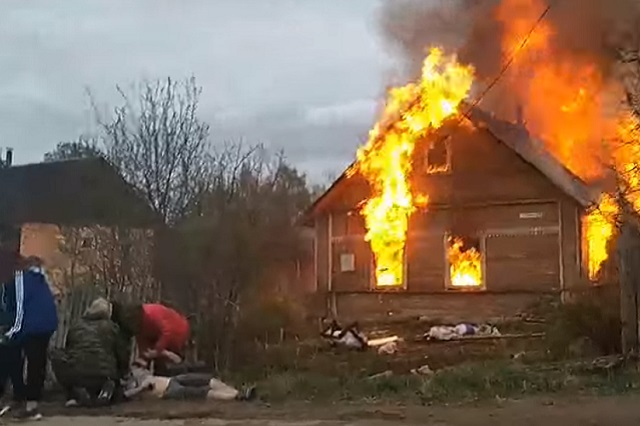 К моменту приезда пожарных мама и две девочки были спасены соседями