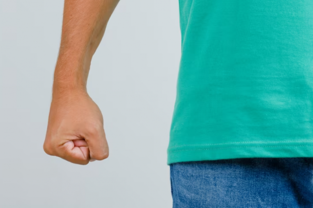 Мальчика боятся и дети, и взрослые.