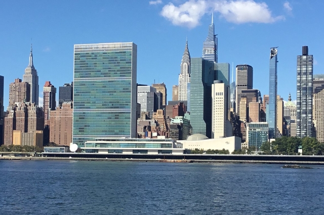 Штаб-квартира Организации Объединённых Наций открылась в Нью-Йорке на Манхеттене в 1951 году. Здесь проходит большинство заседаний Генеральной Ассамблеи и Совета Безопасности ООН. В последнее время решения на них принимаются не в пользу России. 