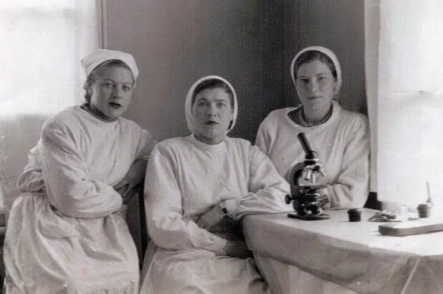 Анастасия Дроздова (первая слева) с коллегами, 1953 год, Сахалин, Холмск.