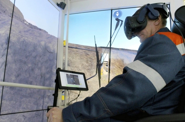 Надеваешь VR-очки и попадаешь на виртуальный разрез. За пультом управления тренажёра-симулятора Дмитрий Кудинов, машинист экскаватора участка № 1 разреза