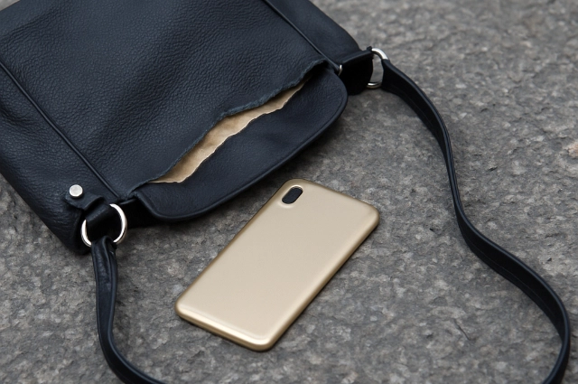 Женщина вернулась за сумкой с документами.