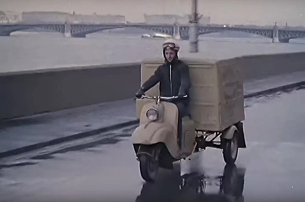 Николай Бурляев на мотороллере «Муравей» в фильме «Мама вышла замуж», 1969 г.