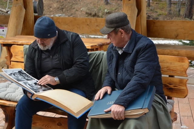 Ветераны спорта Александр Клименков и Леонид Шаюнов вспоминают, что оборудования для прыжков с трамплина в те годы сильно не хватало, но это не помешало красноярским спортсменам стать одними из лучших.