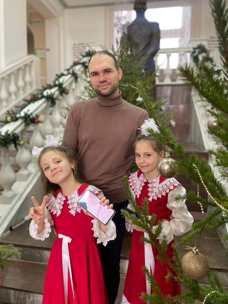 Дочки Ивана учатся в той же школе, которую когда-то окончил их папа.