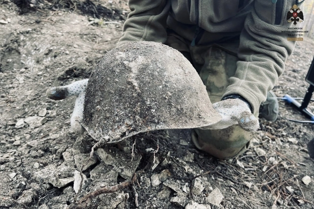 Одна из касок, найденных на Мекензиевых горах.
