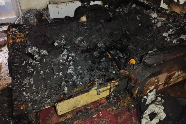 Диван, на котором обнаружили тело хозяйки квартиры.