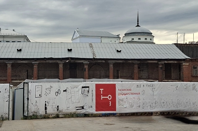 Во дворе сохранились интересные постройки с колоннами - склады для зерна купцов Романовых-Журавлёвых.