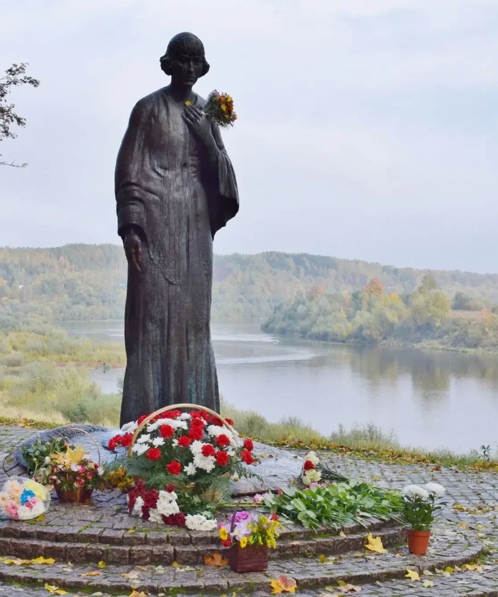 Памятник Марине Цветаевой в городском саду.