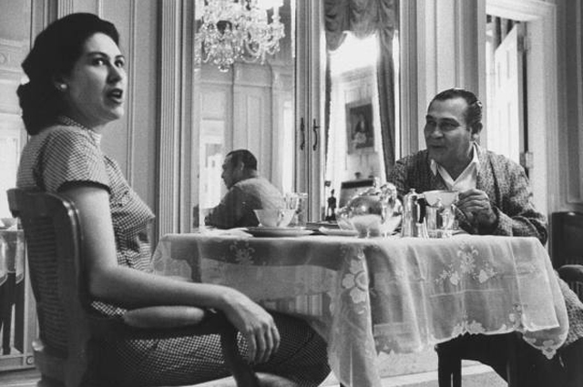 Батиста завтракает в Президентском дворце с женой Мартой. До бегства с Кубы остаётся 8 месяцев.