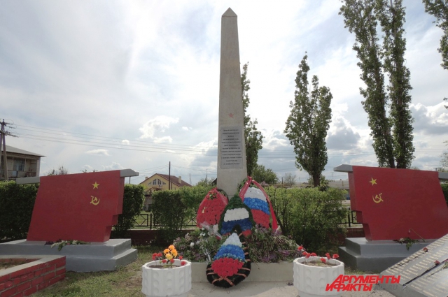 Братская могила советских воинов и местных жителей, погибших в боях под Сталинградом, находится в центре Гумрака.
