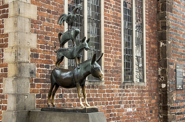 Бронзовая статуя «Бременских музыкантов» у здания Бременской ратуши
