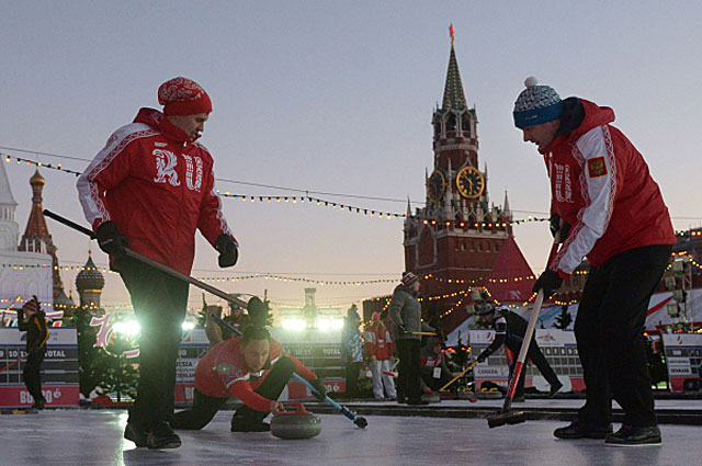 Спортсмены Владимир Собакин, Антон Калалб и Вадим Школьников в матче этапа мирового тура по кёрлингу Red Square Classic на Красной площади. 2014 год