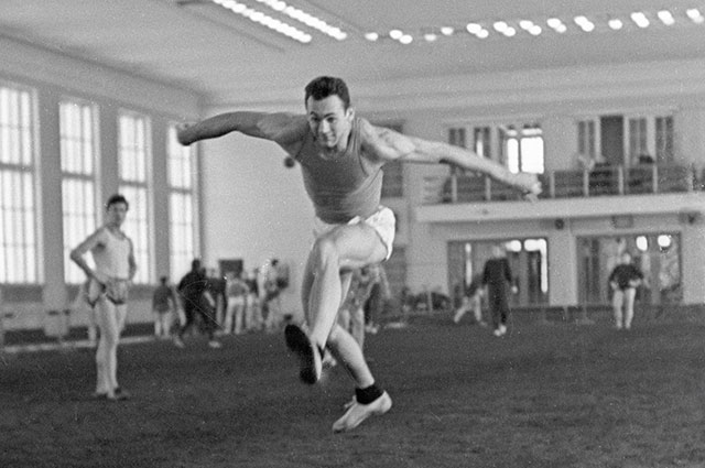 Валерий Брумель на тренировке, 1961 г.