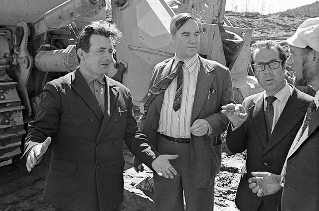 Профессор Сергей Капица (в центре) беседует со строителями БАМа, 1976 г.