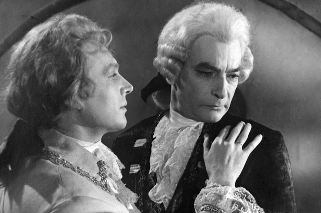 Иннокетний Смоктуновский (слева) в роли Моцарта и Петр Глебов в роли Сальери в телефильме-опере «Моцарт и Сальери».